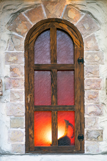 古老的窗户上有一个光和剪影的坛子图片下载