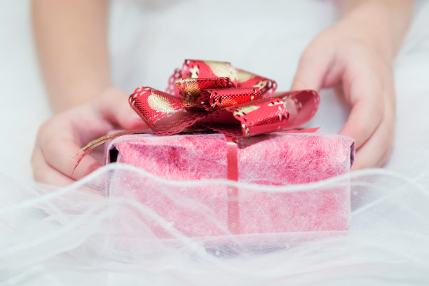 孩子手中的礼物。图片下载