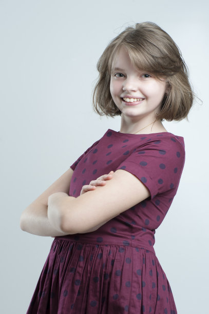 一个微笑的女孩的肖像。图片下载