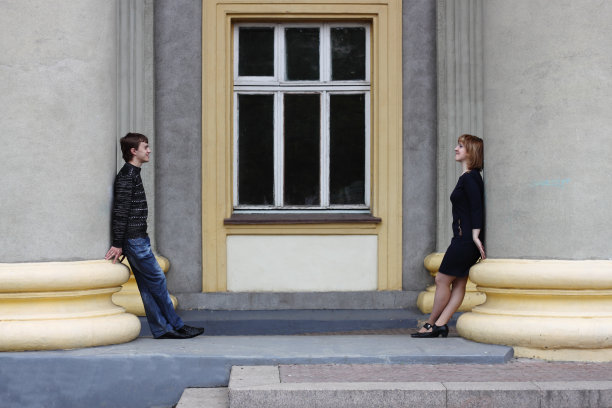 年轻的男子和女子互相注视着。图片下载