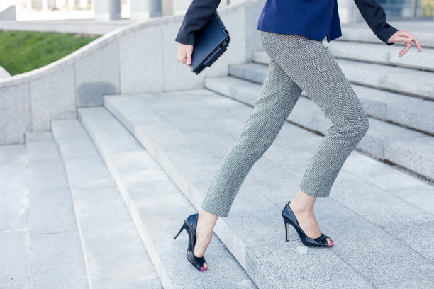 快乐的年轻女子要去工作了图片下载