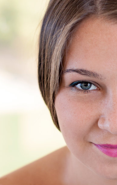 一个年轻女人的特写图片下载