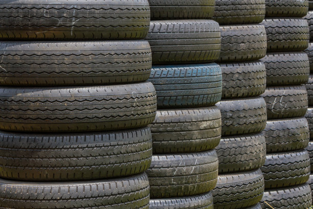 一堆黑色旧轮胎。图片下载