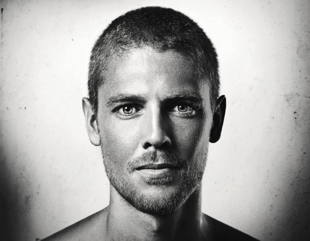 B /w英俊男子的肖像图片下载