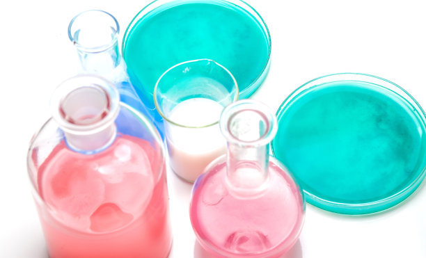 有不同颜色液体的实验室玻璃器皿图片下载