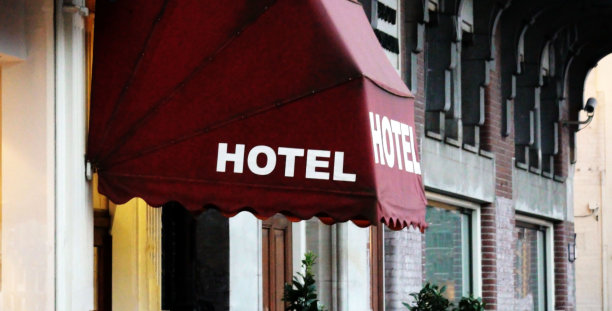 酒店建筑上的酒店标志图片下载