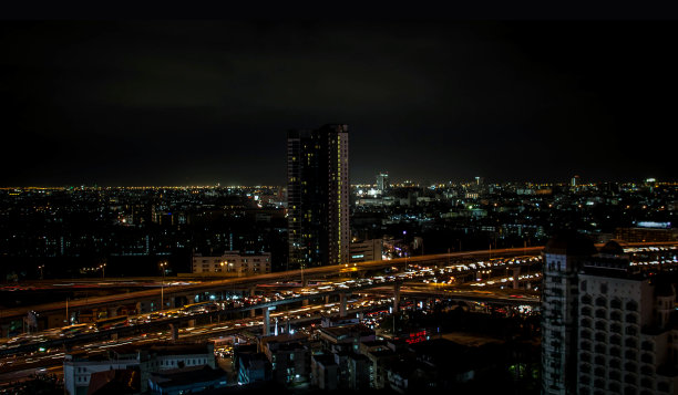 城市景观在夜间灯光在交通道路图片下载