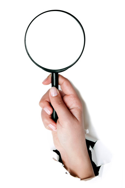 手里拿着放大镜图片下载