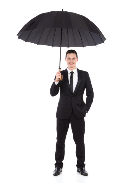 微笑的商人站在打开的伞图片下载