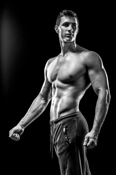 肌肉发达的男人摆姿势的照片图片下载
