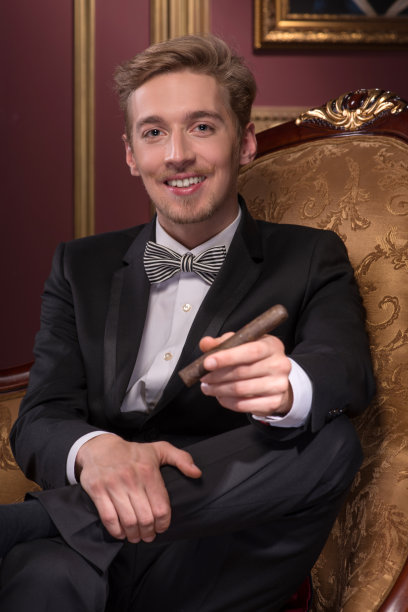 抽雪茄的帅哥图片下载