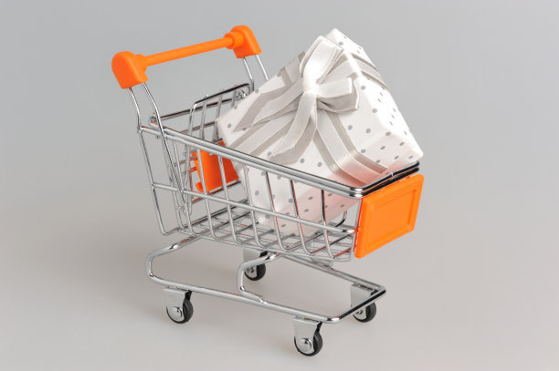 购物车与礼品盒在灰色图片下载