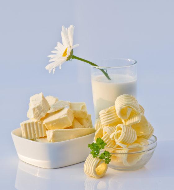 有黄油、牛奶和鲜花的菜肴图片下载