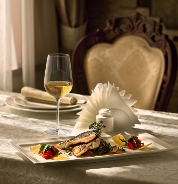 《静物》配白酒和炸鱼图片下载