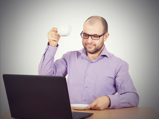 戴眼镜的胡子男人笔记本电脑图片下载