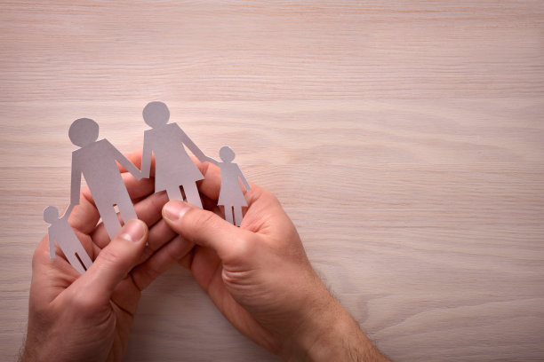 家庭保护的概念，用手抓住他们的一边图片下载