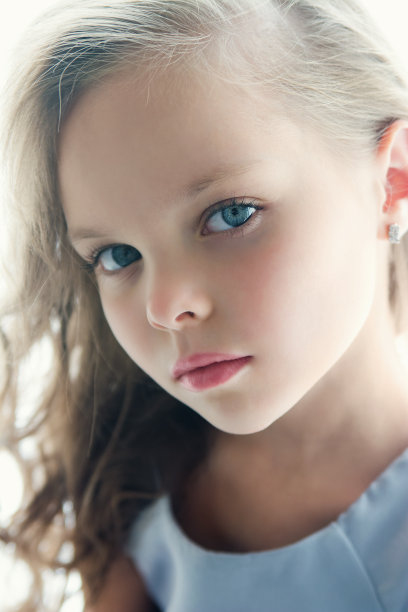 年轻漂亮女孩的肖像图片下载