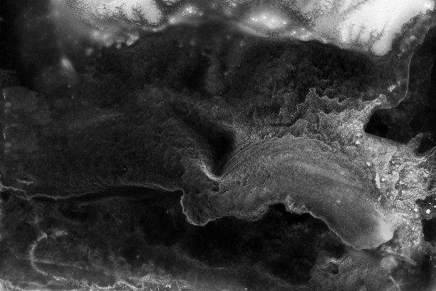 抽象的黑色背景。深色垃圾纹理背景。图片下载