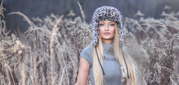 秋天的照片的金发女人。图片下载