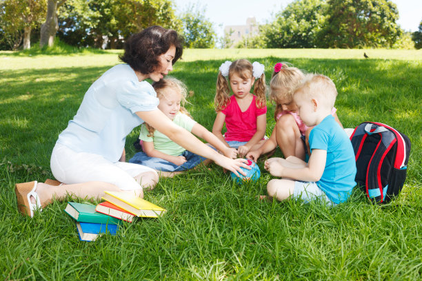 学龄前儿童与老师图片下载