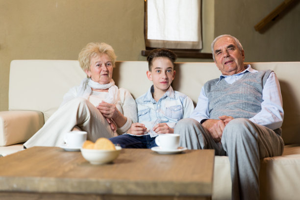 爷爷奶奶和孙子看着相机。图片下载