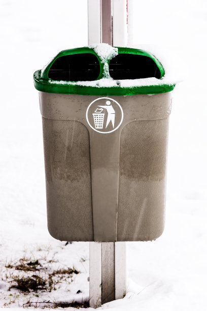 雪景中的塑料垃圾桶图片下载