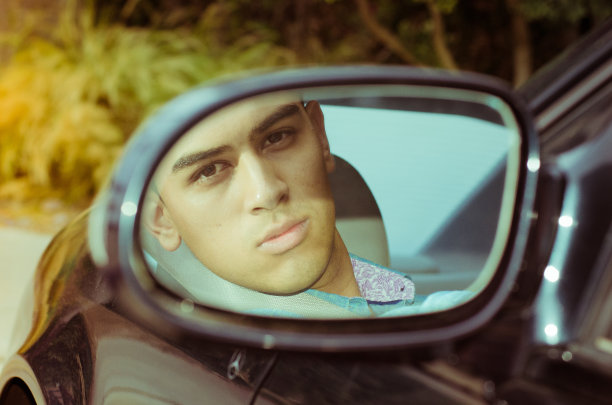 青少年在汽车图片下载