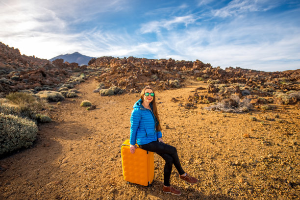 岩石沙漠中的旅行者图片下载