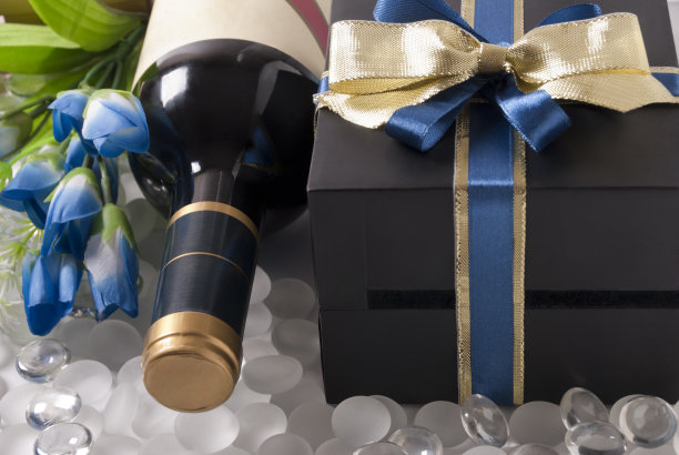 葡萄酒和礼物图片下载