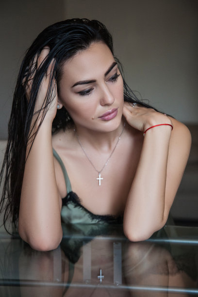 坐在桌旁的女人图片下载