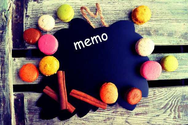 彩色的杏仁饼干，木质背景上的黑板图片下载