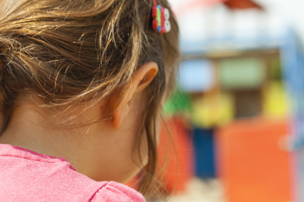 操场上的女孩图片下载