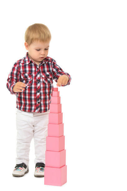 男孩建造金字塔图片下载