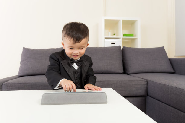 小男孩在用数码平板电脑图片下载