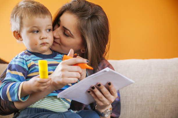 年轻女人和一个可爱的孩子图片下载