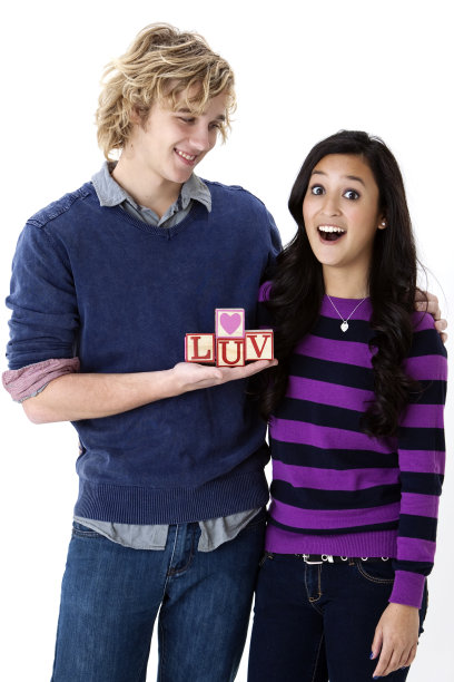 恋爱中的年轻情侣图片下载