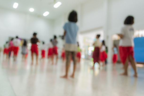 在泰国舞蹈课上迷糊的孩子们图片下载