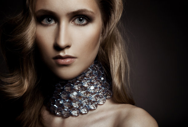 高级时装照片的女人戴着大珠宝项链图片下载