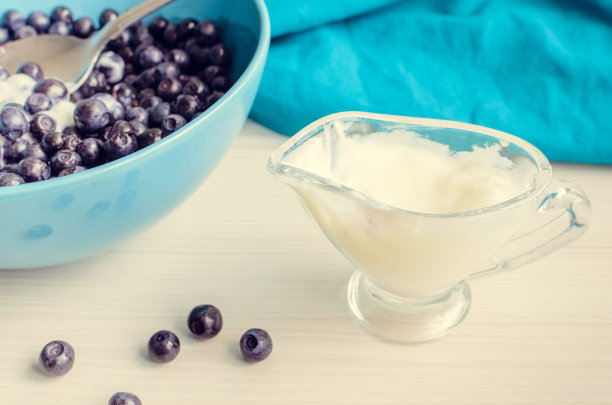 新鲜采摘的蓝莓配奶油图片下载