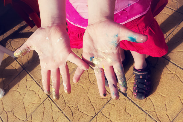 沾满颜料的婴儿双手图片下载