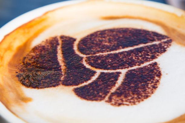 用咖啡豆来画卡布奇诺图片下载