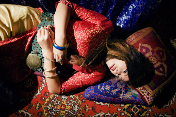 年轻漂亮的亚洲女孩穿着鲜艳的室内装饰图片下载