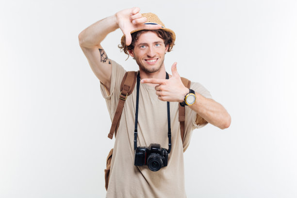 年轻人拿着复古相机和背包站在那里图片下载