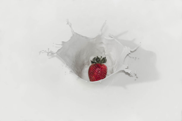 草莓飞溅图片下载