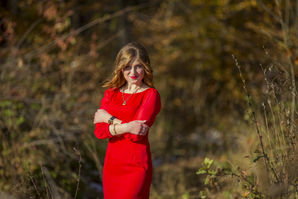 女孩穿着红裙子图片下载