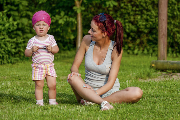 抹着口红的小女孩图片下载