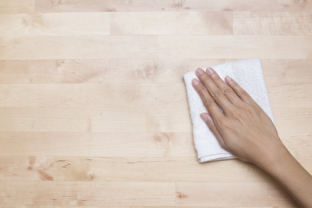 用女人的手擦桌子图片下载