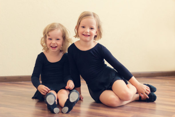 有趣的小女孩(姐妹)-舞者。图片下载