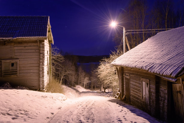 冬天的夜晚和古老的农舍图片下载
