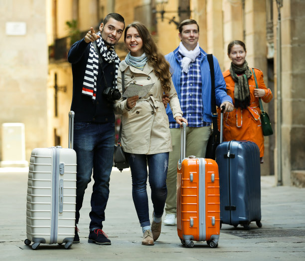 一群朋友在检查方向图片下载